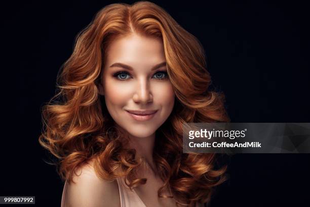 donna dai capelli rossi - stile di capelli foto e immagini stock