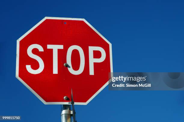 stop sign against a clear blue sky - australian capital territory 個照片及圖片檔