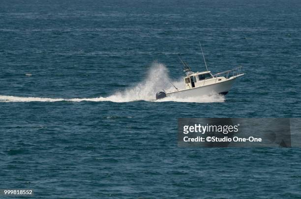 speed bounce - motorboot varen stockfoto's en -beelden