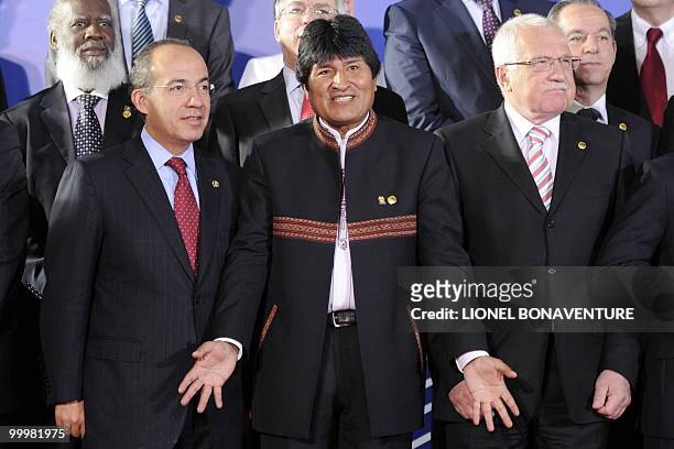 Mexico's President Felipe Calderon, Bolivia's President Evo Morales and Czech President Vaclav Klaus pose for the group picture of the Sixth Summit...