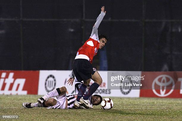 Omar Bravo of Chivas de Guadalajara fights for the ball with Jorge Moreira of Libertad during a Libertadores Cup match at Defensores del Chaco...
