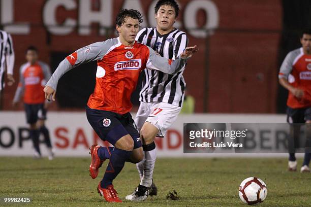 Omar Arellano of Chivas de Guadalajara fights for the ball with Jorge Moreira of Libertad during a Libertadores Cup match at Defensores del Chaco...
