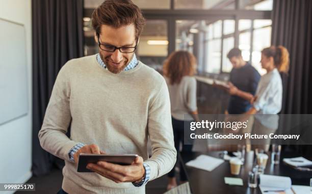 beheer rechtstreeks uit zijn slimste apparaat - bring your own device stockfoto's en -beelden