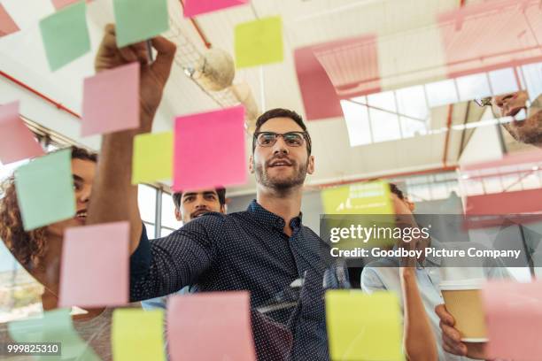 räkna ut strategier som involverar sina bästa idéer - brainstorming bildbanksfoton och bilder
