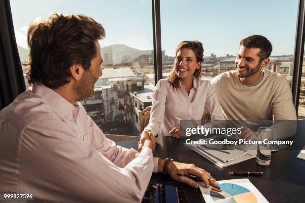 vale la pena buscar algunos consejos dignos de confianza - couple at bank fotografías e imágenes de stock