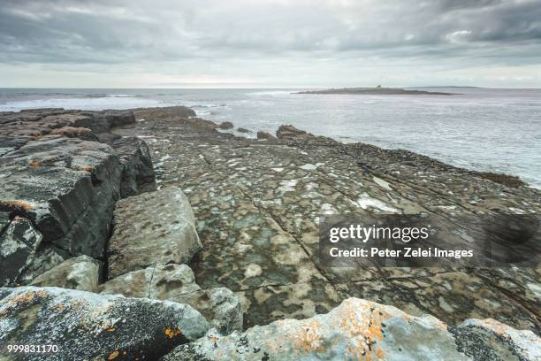 rocky coastline at doolin, county clare, ireland - limestone pavement - fotografias e filmes do acervo