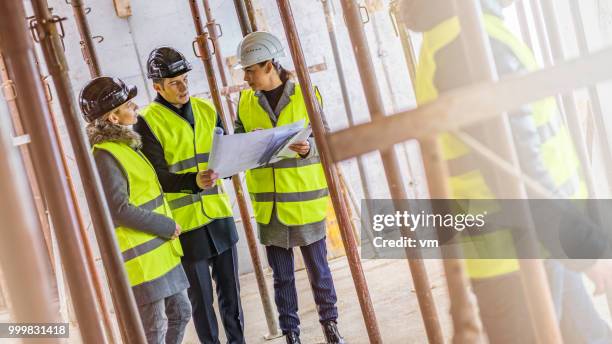 treffen auf der baustelle - revuetheater stock-fotos und bilder