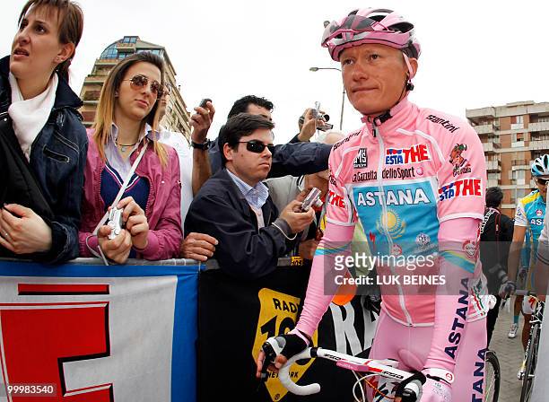 Kazakhstan's Alexandre Vinokourov prepares for the start of the 11th stage of the 93rd Giro d'Italia going from Lucera to L'Aquila on May 19, 2010....