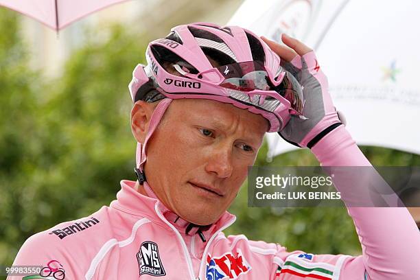 Kazakhstan's Alexandre Vinokourov prepares for the start of the 11th stage of the 93rd Giro d'Italia going from Lucera to L'Aquila on May 19, 2010....