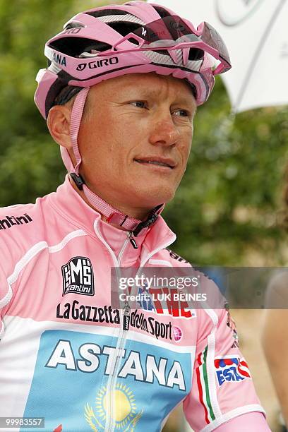 Kazakhstan's Alexandre Vinokourov prepares for the start of the 11th stage of the 93rd Giro d'Italia going from Lucera to L'Aquila on May 19, 2010....