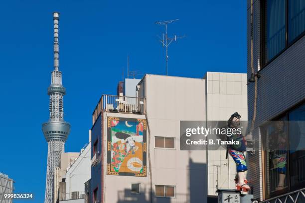 edo period figure and tokyo skytree in the old downtown asakusa district of tokyo, japan - distriktet taito bildbanksfoton och bilder