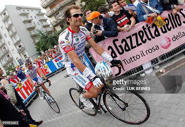 Italy's Michele Scarponi prepares for the start of the 11th stage of the 93rd Giro d'Italia going from Lucera to L'Aquila on May 19, 2010. AFP...