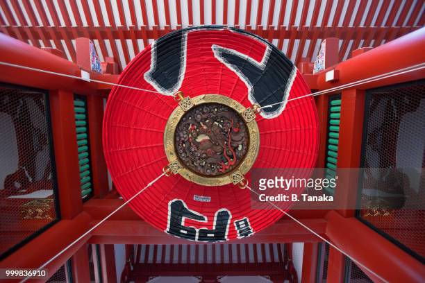 thunder gate dragon lantern at senso-ji temple in the old downtown asakusa district of tokyo, japan - taito ward stock pictures, royalty-free photos & images