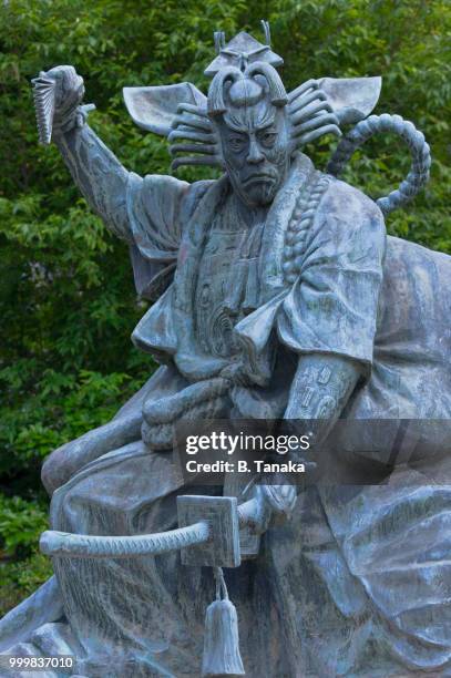 bronze statue of kabuki actor at senso-ji temple in the old downtown asakusa district of tokyo, japan - distriktet taito bildbanksfoton och bilder