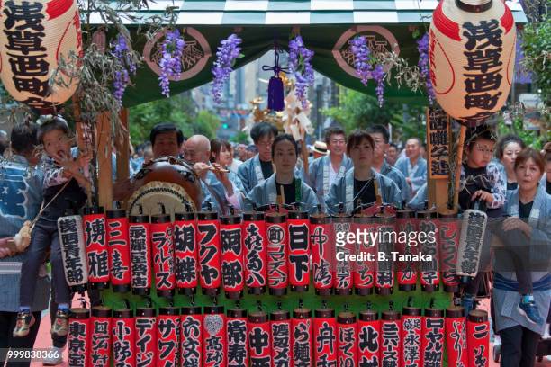 traditional music cart at sanja festival in the old downtown asakusa district of tokyo, japan - distriktet taito bildbanksfoton och bilder