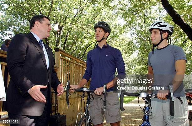 Senator Mark Pryor, D-AR., a sarcoma survivor, applauds two Marylanders for raising $25,000 for Sarcoma Research / +Ride for Reid'-- The First...