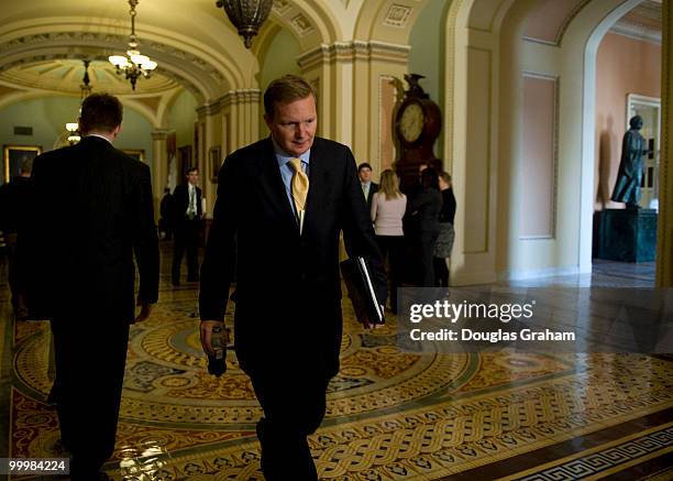 White House Deputy Chief of Staff Jim Messina makes his way through the Ohio Clock Corridor during the luncheons in the U.S. Capitol on December 22,...