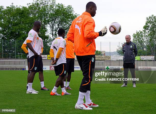 Ivory Coast team coach Sven Goran Eriksson of Sweden speaks to his players during a training session on May 19, 2010 in Montreux, Switzerland, ahead...