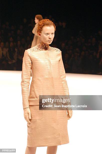 Karen Elson wearing Alexander McQueen Ready to Wear Autumn-Winter 2004/2005