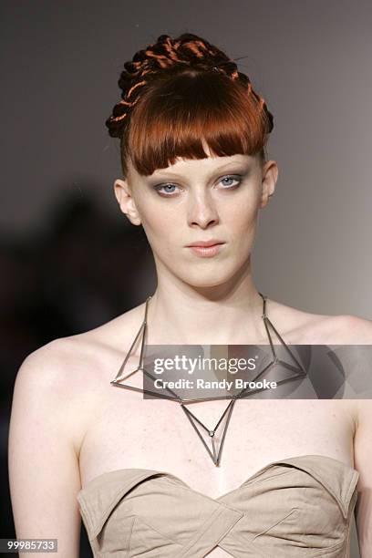 Karen Elson wearing Zaldy Spring 2006