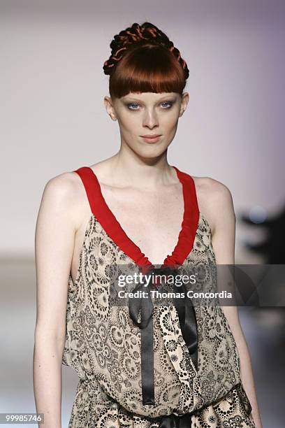 Karen Elson wearing Zaldy Spring 2006