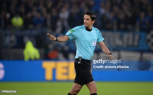 Referee Deniz Aytekin reacts during the Bundesliga soccer match between Hamburg SV and RB Leipzig in the Volksparkstadium in Hamburg, Germany, 08...