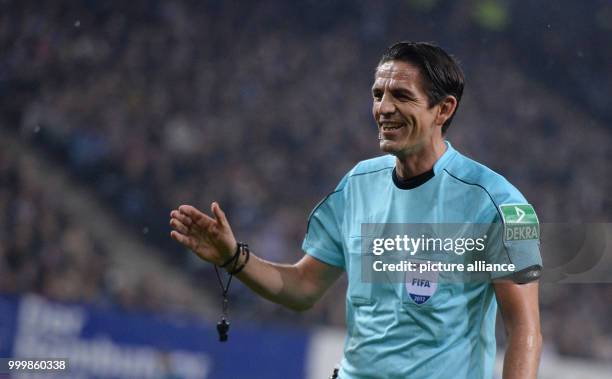 Referee Deniz Aytekin reacts during the Bundesliga soccer match between Hamburg SV and RB Leipzig in the Volksparkstadium in Hamburg, Germany, 08...