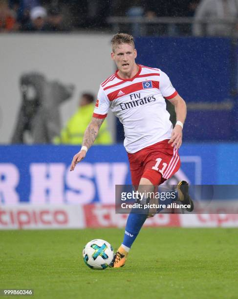 Hamburg's André Hahn in action during the Bundesliga soccer match between Hamburg SV and RB Leipzig in the Volksparkstadium in Hamburg, Germany, 08...
