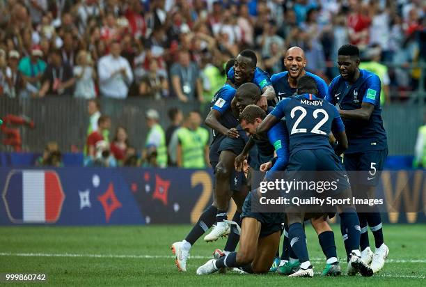 Blaise Matuidi, Ngolo Kante, Antoine Griezmann, Benjamin Mendy, Steven Nzonzi and Samuel Umtiti celebrate victory following the 2018 FIFA World Cup...