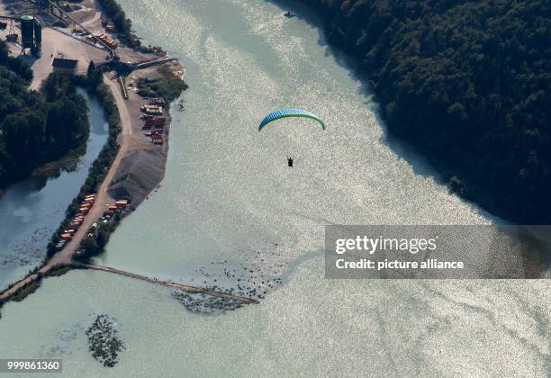 Paraglider glides over the Salachsee lake during sunshine near Bad Reichenhall, Germany, 8 September 2017. Photo: Peter Kneffel/dpa