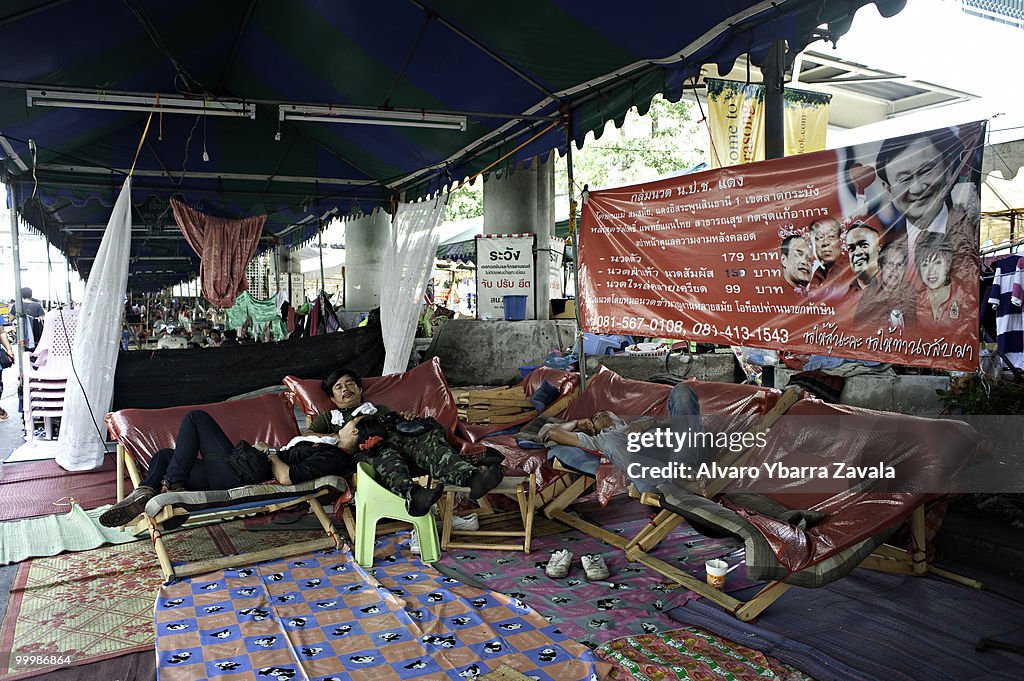 Red-shirt Leaders Surrender As Government Troops Storm Barricades