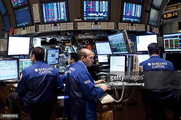Traders work on the floor of the New York Stock Exchange in New York, U.S., on Wednesday, May 19, 2010. U.S. Stocks fluctuated as the euro rebounded...