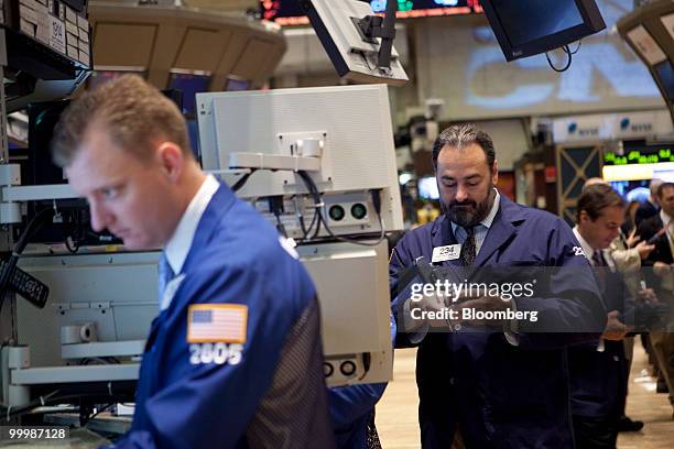 Traders work on the floor of the New York Stock Exchange in New York, U.S., on Wednesday, May 19, 2010. U.S. Stocks fluctuated as the euro rebounded...