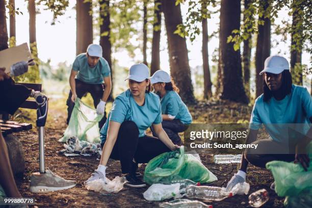 voluntarios recogiendo basura - south_agency fotografías e imágenes de stock