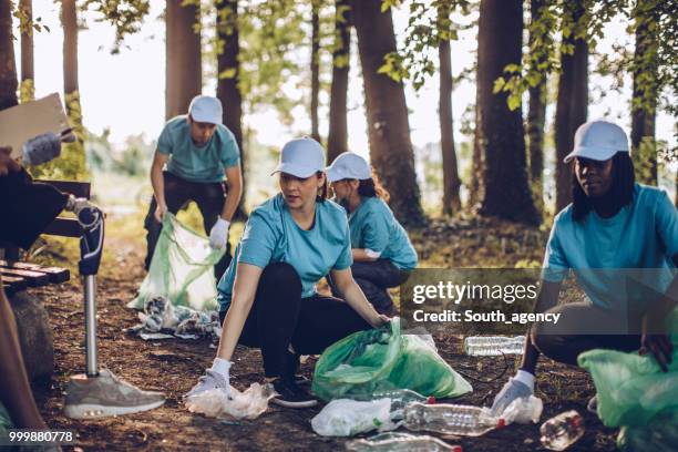 volunteers collecting rubbish - south_agency stock pictures, royalty-free photos & images