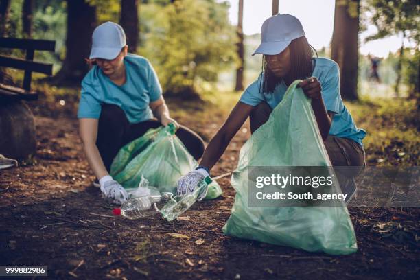 voluntarios feliz - south_agency fotografías e imágenes de stock