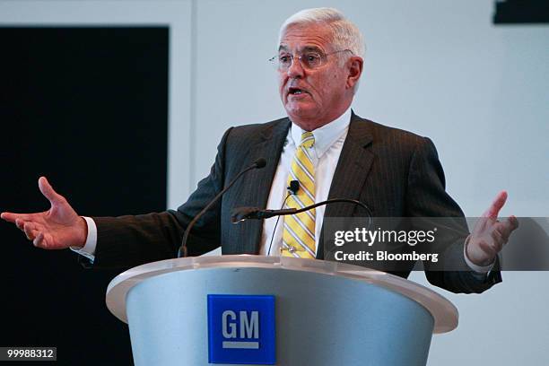 Robert "Bob" Lutz, former vice chairman of General Motors Co. , addresses employees during a retirement party for Lutz at the GM Vehicle Engineering...