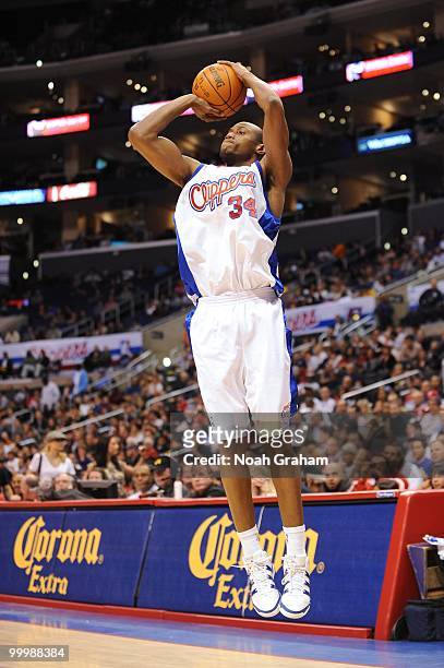 Travis Outlaw of the Los Angeles Clippers shoots a jump shot against the New Orleans Hornets during the game at Staples Center on March 15, 2010 in...
