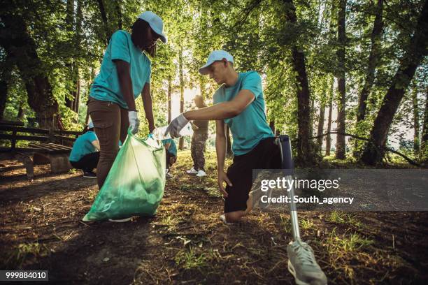 trabajo voluntario para eco - south_agency fotografías e imágenes de stock