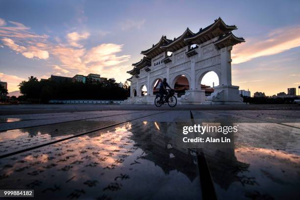 chiang kai-shek memorial hall - chiang kaishek memorial hall stock pictures, royalty-free photos & images