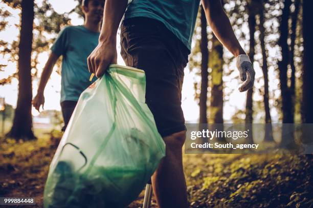 jóvenes voluntarios recogiendo basura - south_agency fotografías e imágenes de stock