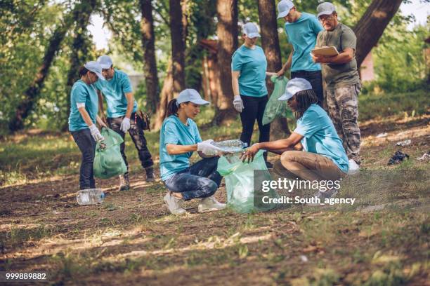 voluntarios limpieza de basura - south_agency fotografías e imágenes de stock