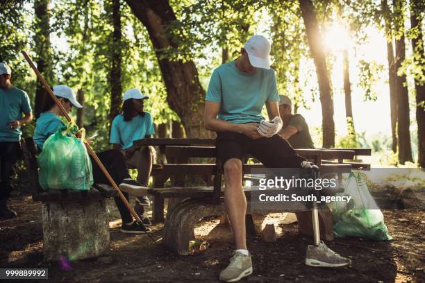 people cleaning public park - south_agency stock pictures, royalty-free photos & images