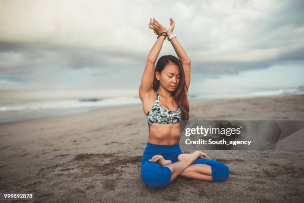 bella mujer haciendo yoga meditación - south_agency fotografías e imágenes de stock