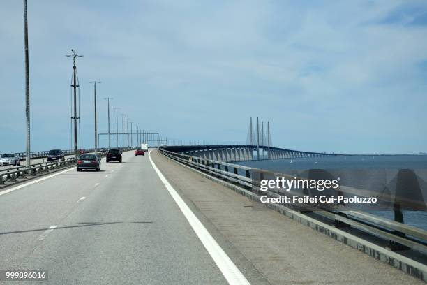 traffic on øresund bridge between sweden and denmark - oresund region photos et images de collection