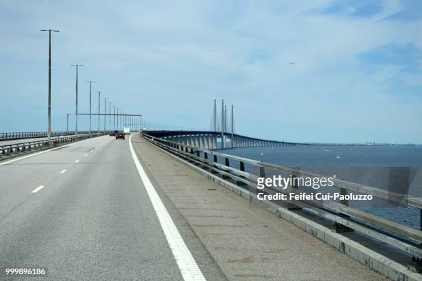 traffic on øresund bridge between sweden and denmark - oresund region photos et images de collection