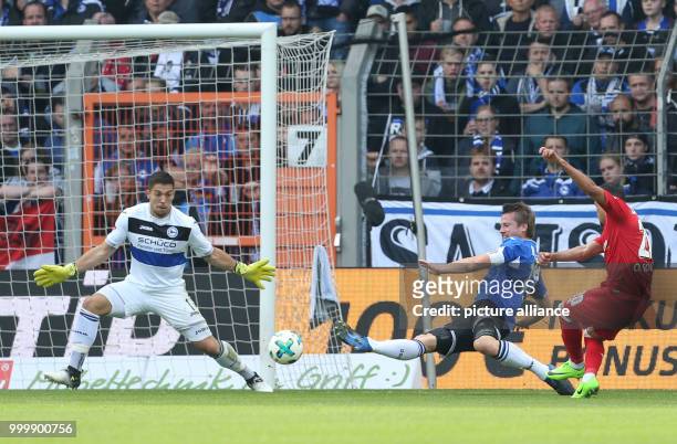 Duisburg's Cauly Oliveira Souza beats Bielefeld's Stefan Ortega and Julian Börner to give his side a 2:0 lead during the German 2nd Bundesliga soccer...