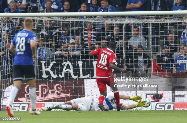 Duisburg's Kingsley Onuegbu beats Bielefeld's goalkeeper Stefan Ortega to give his side a 4:0 lead during the German 2nd Bundesliga soccer match...