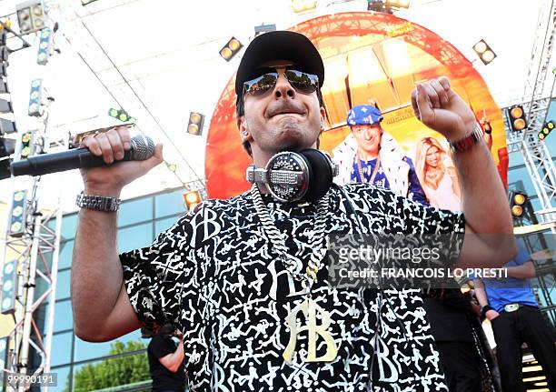 Le comédien, chanteur et animateur de radio et de télévision Michael Youn chante le 19 mai 2010 devant le cinéma Kinepolis de Lomme où il est venu,...