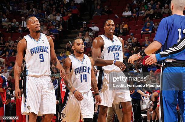 Rashard Lewis, Jameer Nelson and Dwight Howard of the Orlando Magic head to the sideline during the game against the Los Angeles Clippers on March 9,...